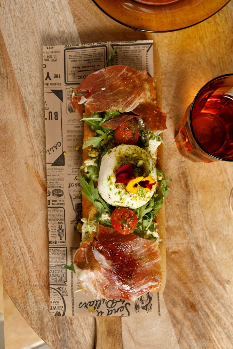 Bocata de burrata y jamón serrano