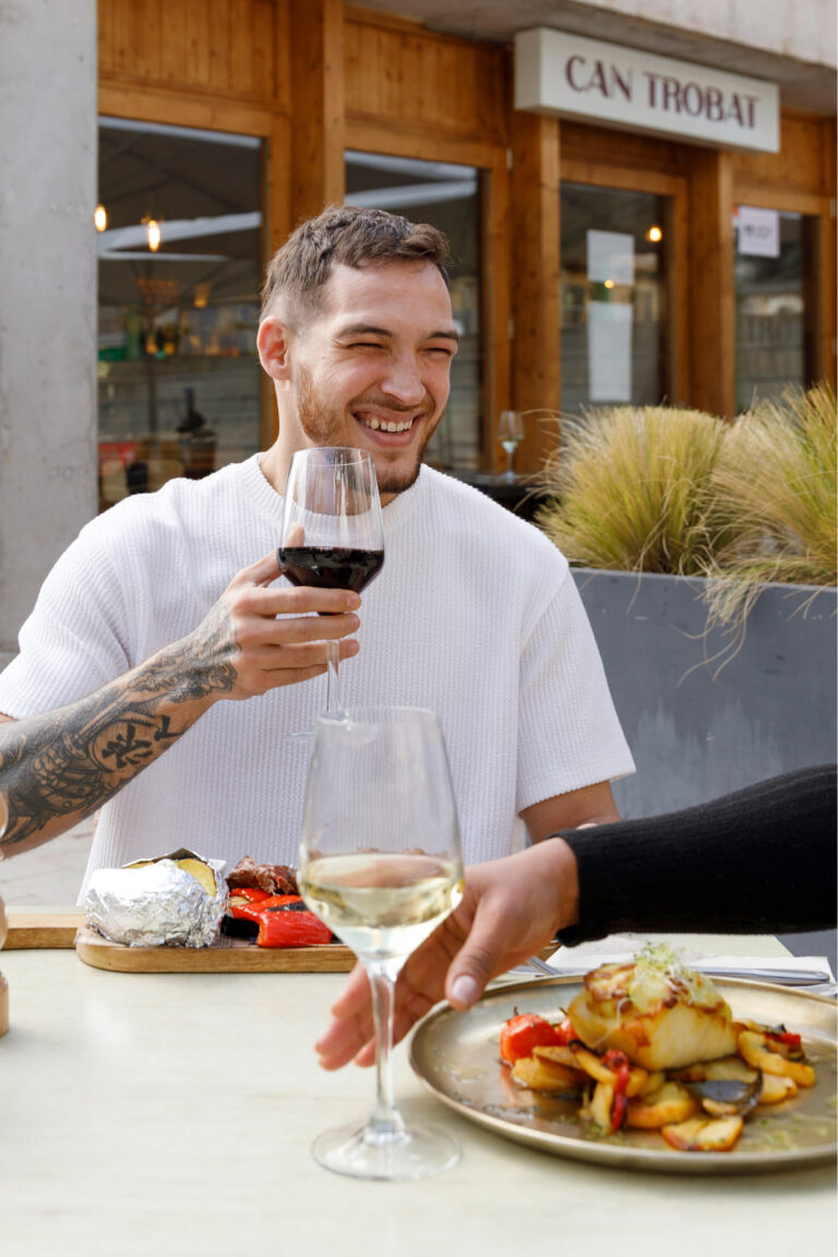 Cliente sonriente en la terraza, Can Trobat