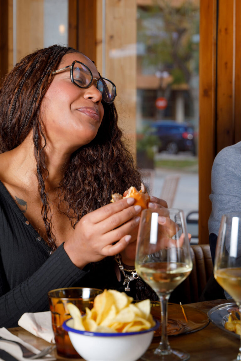 Comensal disfrutando de la hamburguesa